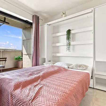 Stylish By Stadium With Balcony Apartmán