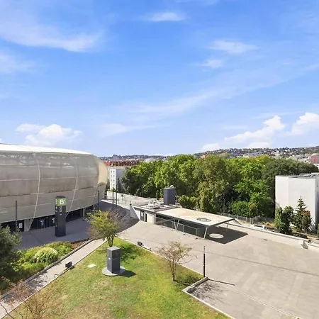 Stylish By Stadium With Balcony Apartmán